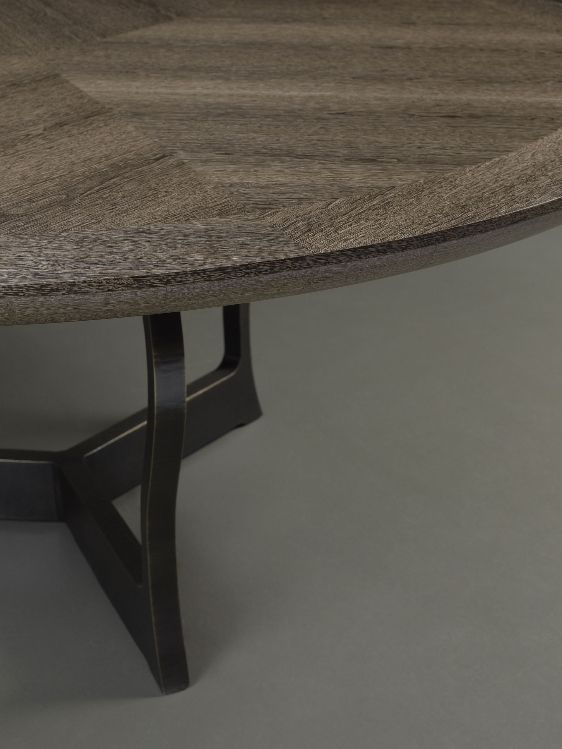 Erasmo è un tavolo da pranzo in bronzo con top in legno o pelle, del catalogo di Promemoria | Promemoria