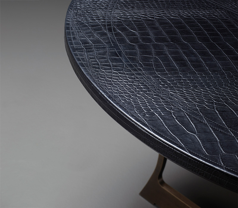 Détail du plateau en cuir d’Erasmo, table de salle à manger en bronze qui figure dans le catalogue Promemoria | Promemoria
