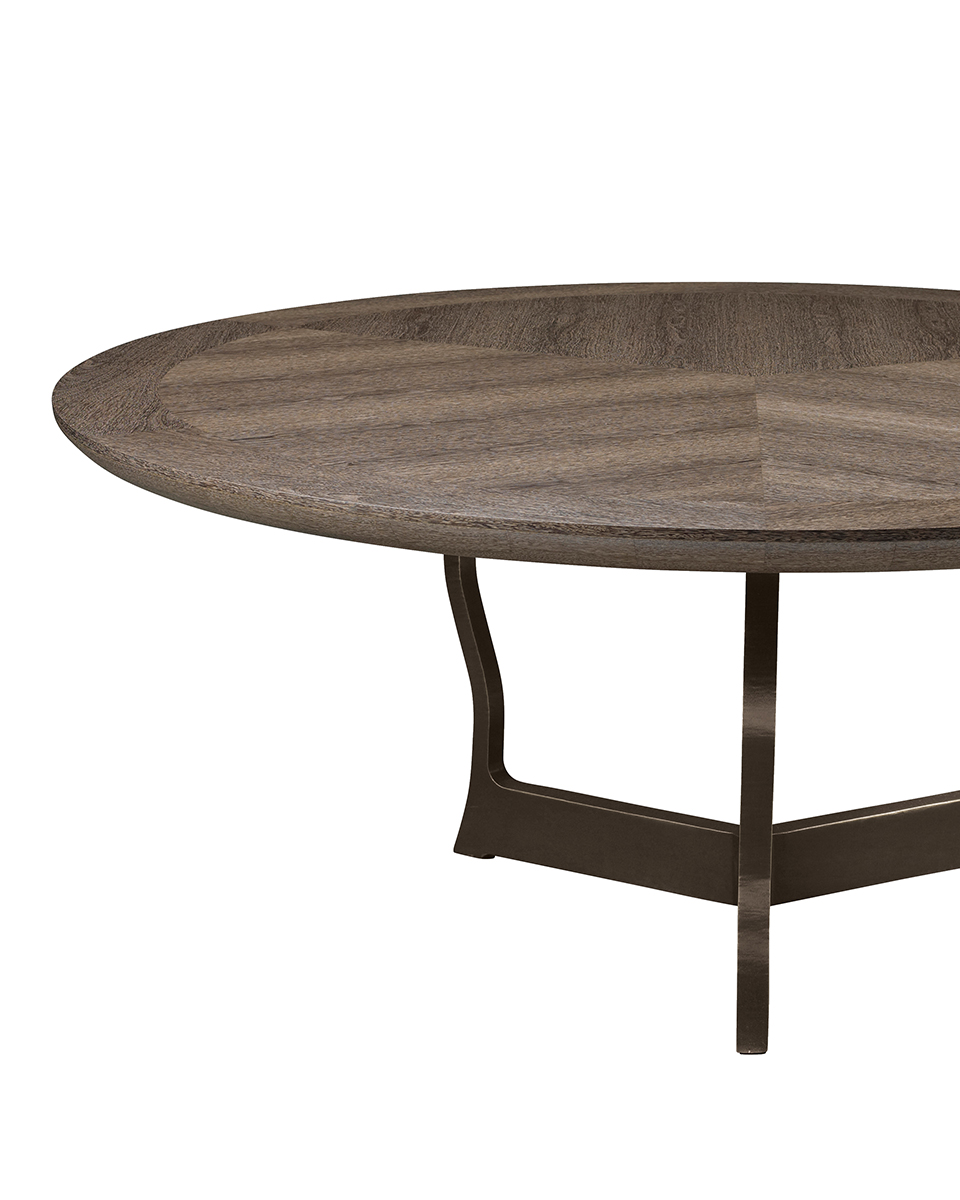 Erasmo est une table de salle à manger en bronze avec un plateau en bois ou cuir. Ce meuble figure dans le catalogue Promemoria | Promemoria
