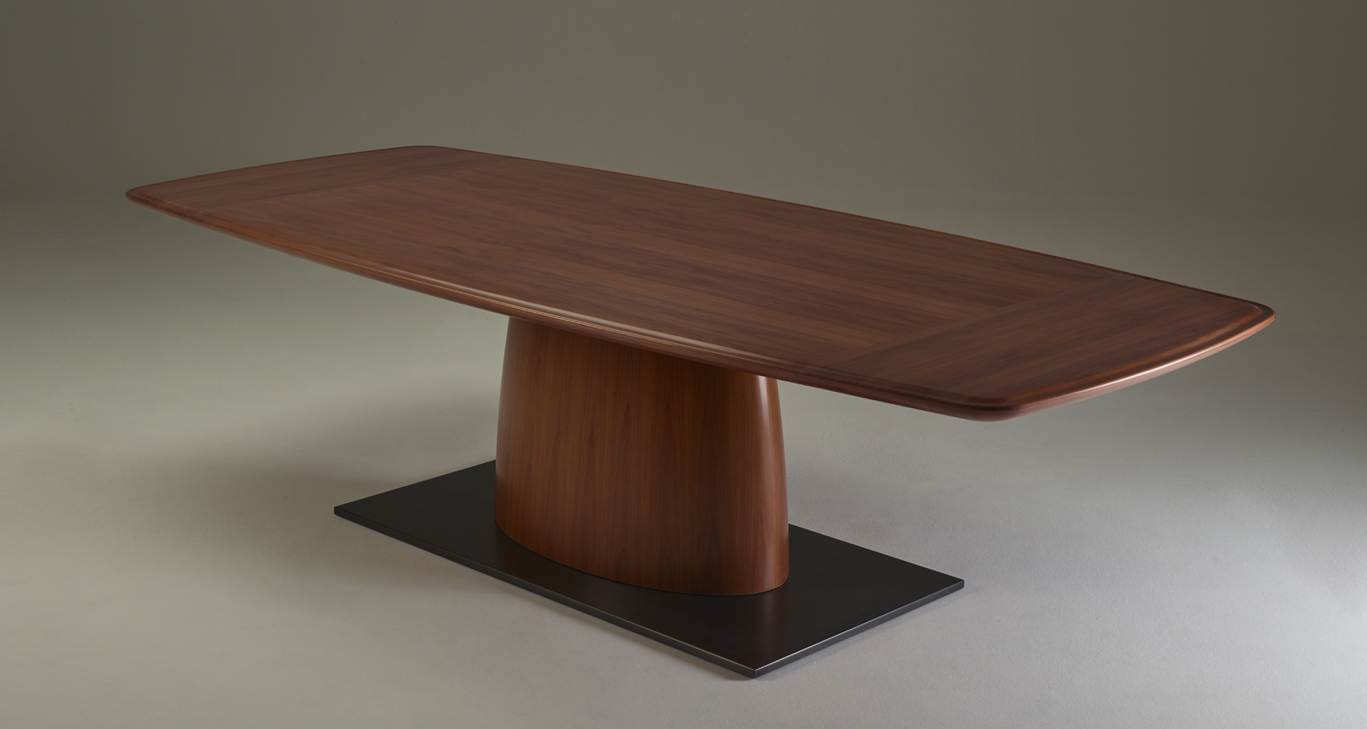 Gerardo dining table that belongs to Indigo Tales, the 2018 Promemoria collection led by indigo color and presented during the Milan Design Week | Promemoria