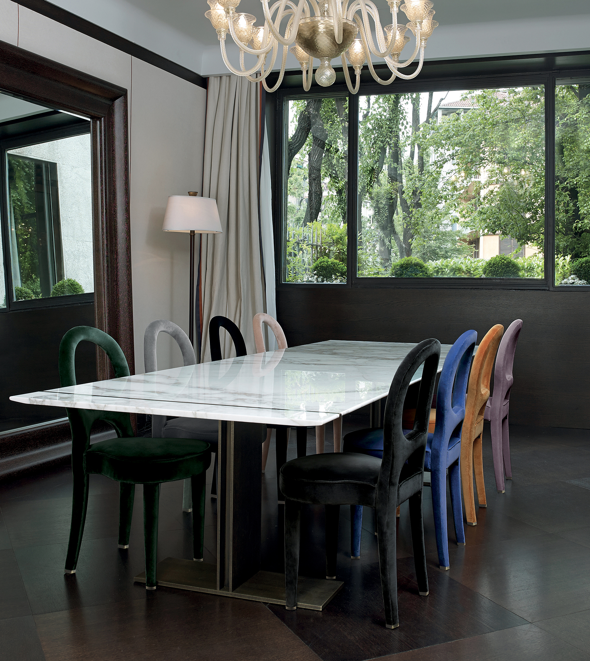 Dettaglio del top di Manfred, tavolo da pranzo in bronzo disponibile con top in marmo o legno intarsiato, della collezione Fairy Tales di Promemoria | Promemoria