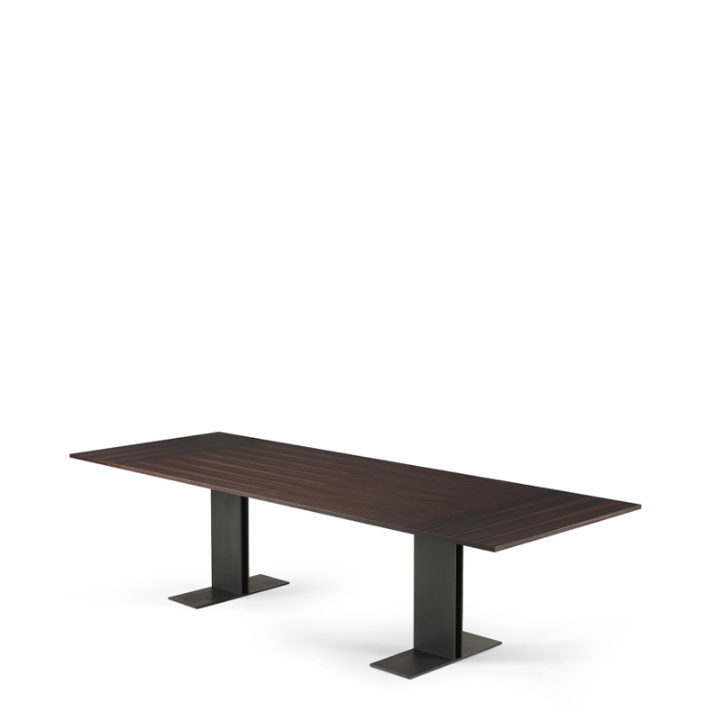 Manfred è un tavolo da pranzo in bronzo disponibile con top in marmo o legno intarsiato, della collezione Fairy Tales di Promemoria | Promemoria