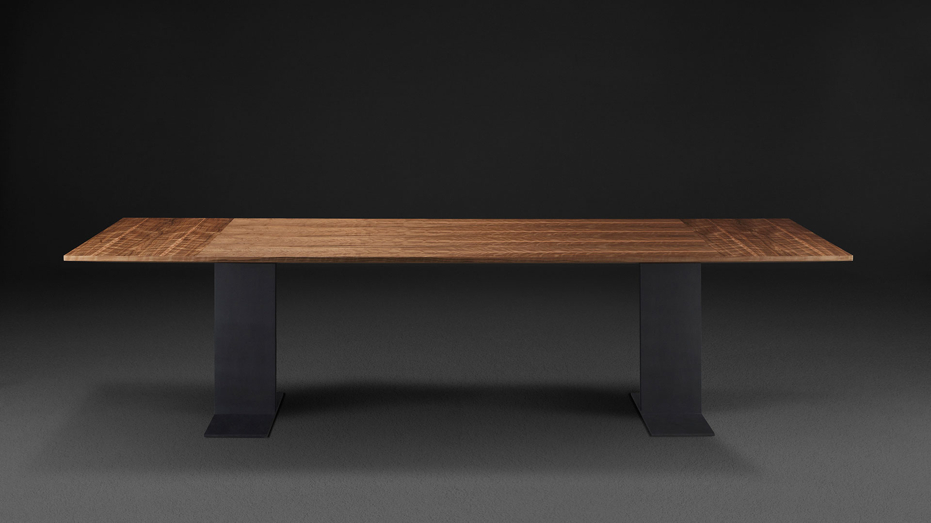 Dettaglio del top di Manfred, tavolo da pranzo in bronzo disponibile con top in marmo o legno intarsiato, della collezione Fairy Tales di Promemoria | Promemoria