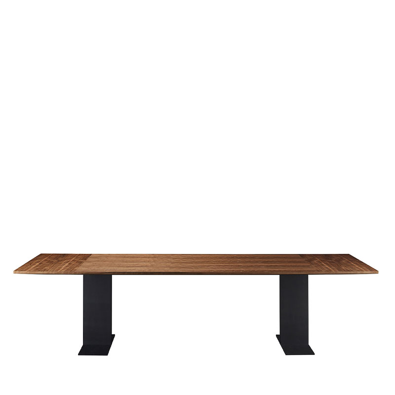 Manfred est une table de salle à manger en bronze, disponible avec plateau en marbre ou bois marqueté. Ce meuble fait partie de la collection « Fairy Tales » de Promemoria | Promemoria