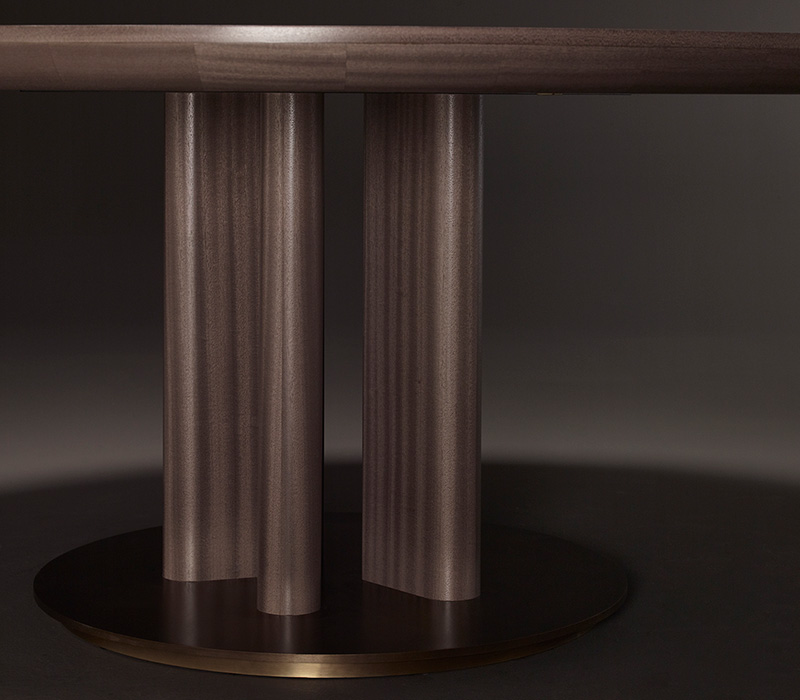 Détail d’un pied en bois et du piètement-socle en bronze d’Orazio, table de salle à manger en bois et bronze. Ce meuble fait partie de la collection « Amaranthine Tales » de Promemoria | Promemoria