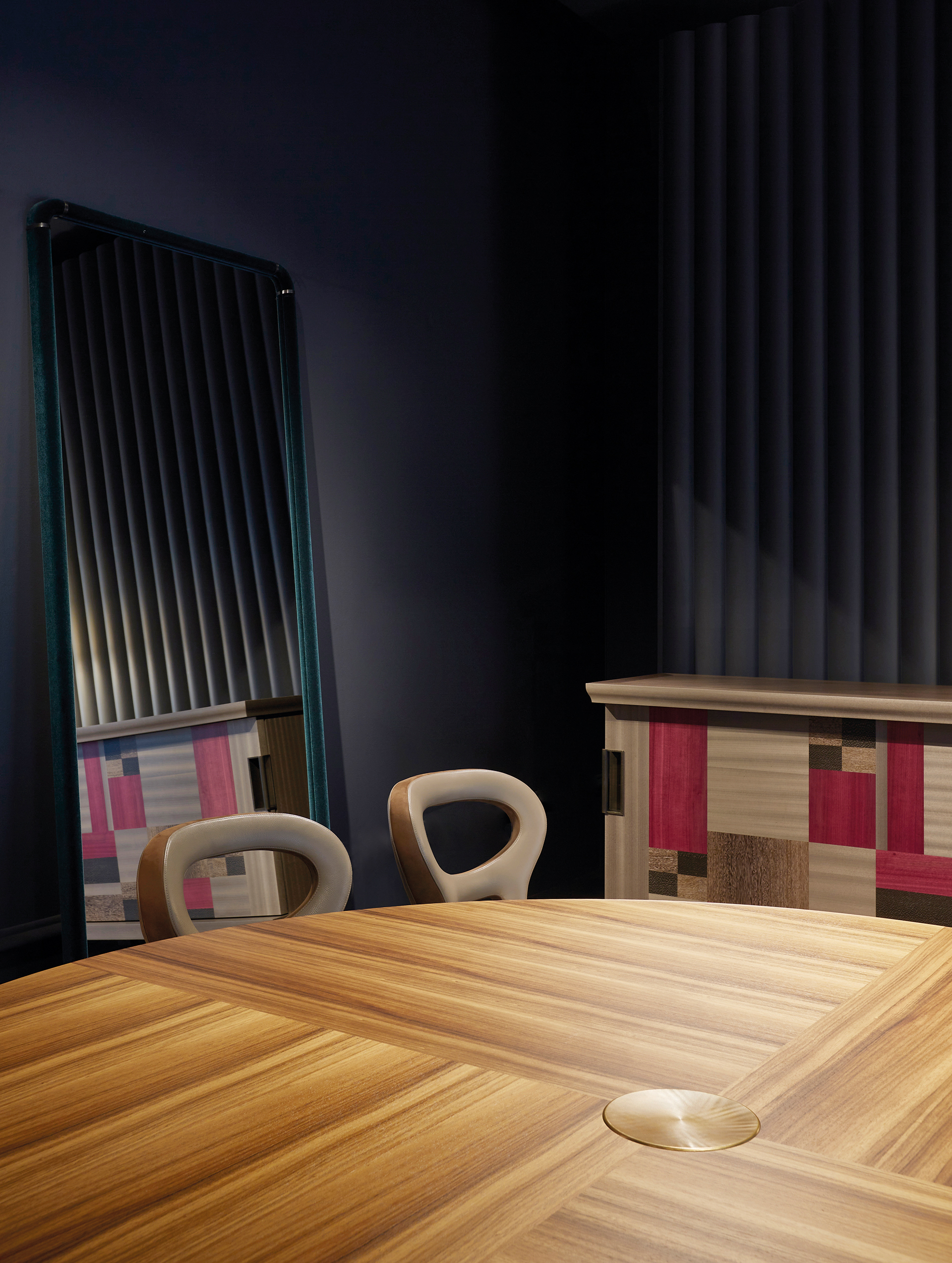 Tornasole è un tavolo da pranzo disponibile in diverse dimensioni che può essere in legno, marmo o onice con decorazioni e dettagli in bronzo, del catalogo di Promemoria | Promemoria