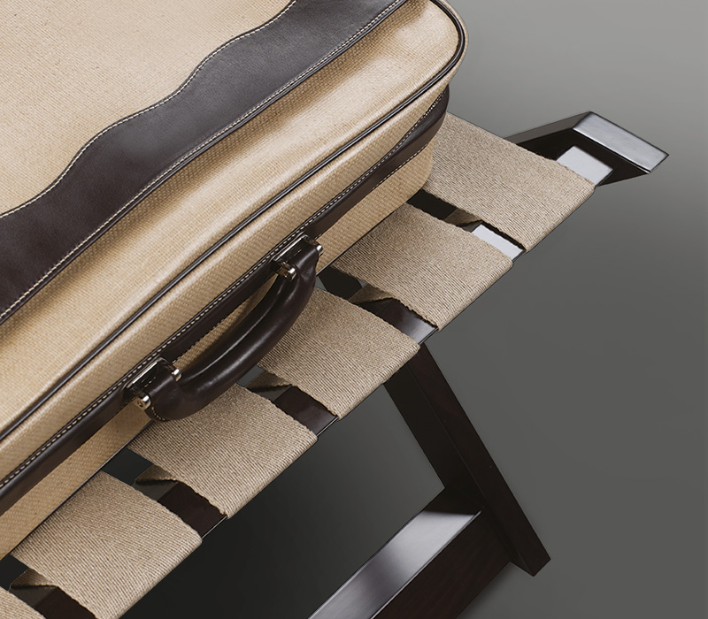 Detailansicht von „Achille“, kleiner Klapptisch aus Holz mit Tablett oder Kofferablage, aus dem Katalog von Promemoria | Promemoria