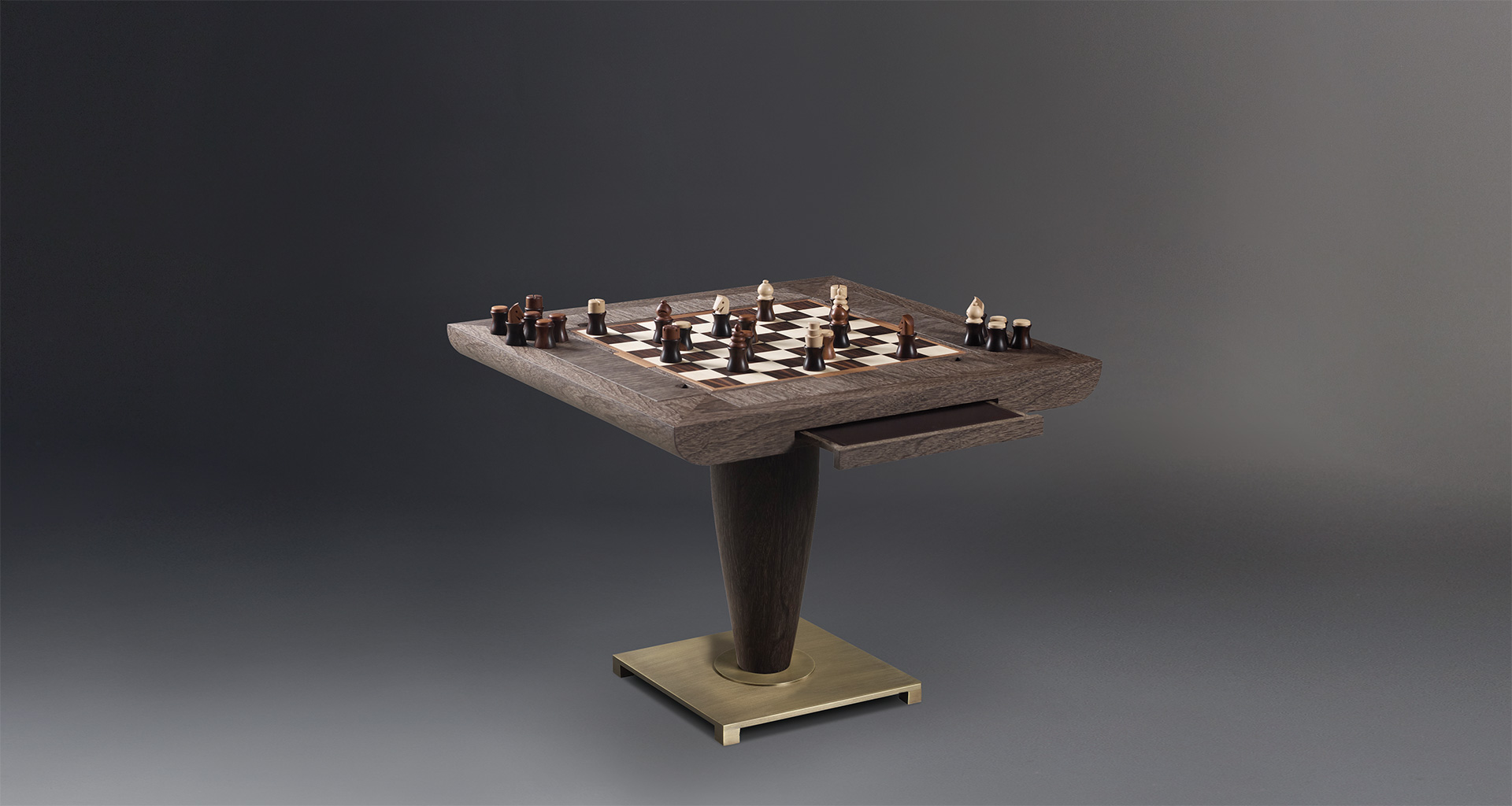 Bassano da gioco è un tavolo in legno e base in bronzo, accessoriato per diversi giochi da tavolo, del catalogo di Promemoria | Promemoria