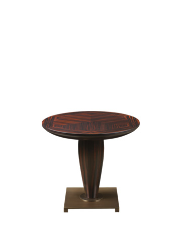 Bassano est un guéridon en bois avec un piètement-socle en bronze. Ce meuble figure dans le catalogue Promemoria | Promemoria