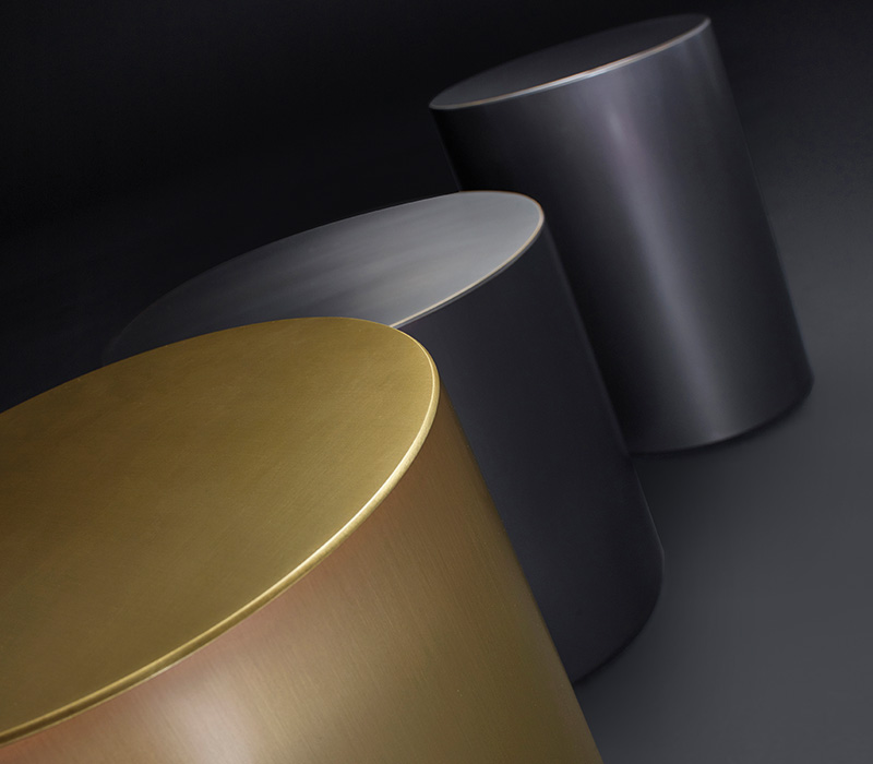„Edo“ ist ein Beistelltisch aus Bronze mit Rollen, aus dem Katalog von Promemoria | Promemoria