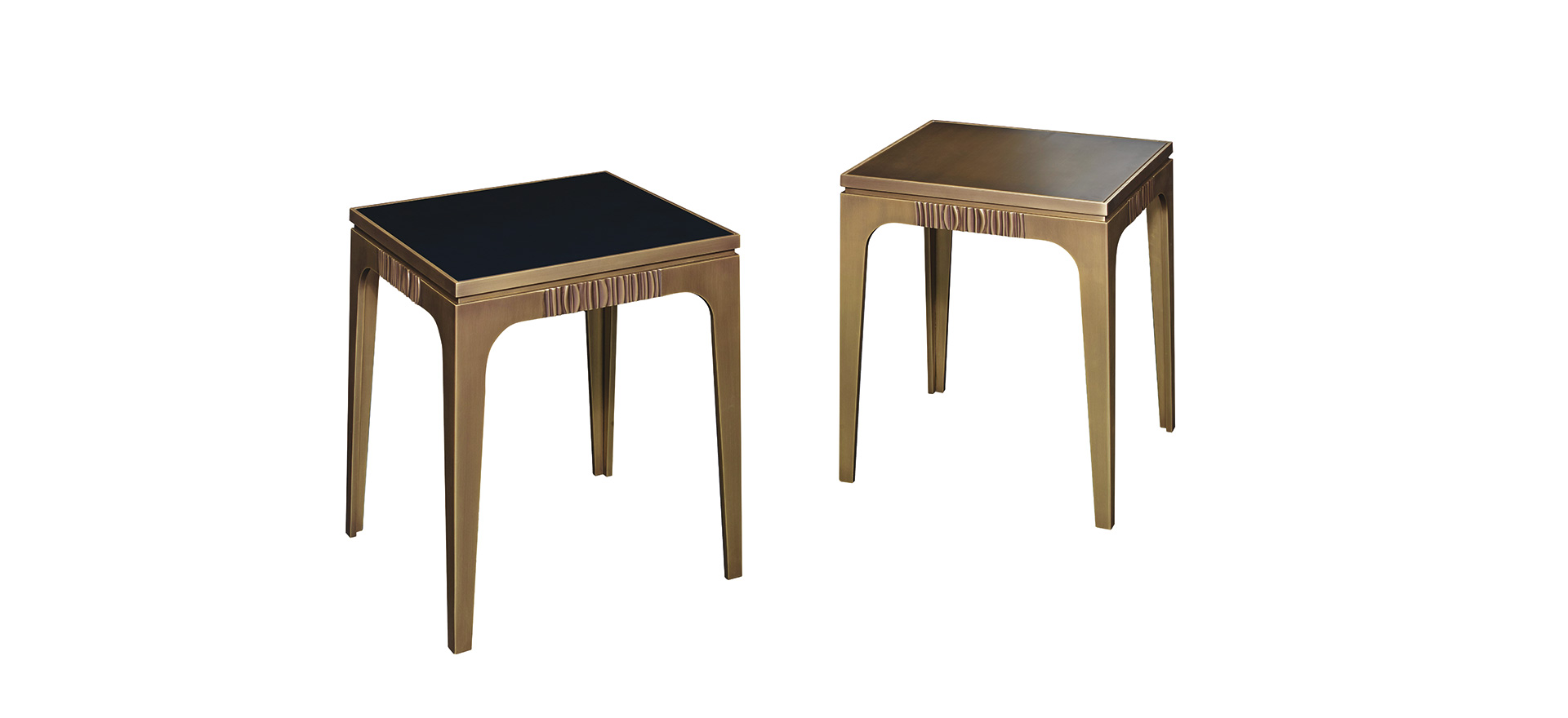 Lowndes est une table volante en bronze avec finitions en bronze. Ce meuble fait partie de la collection « The London Collection » de Promemoria | Promemoria