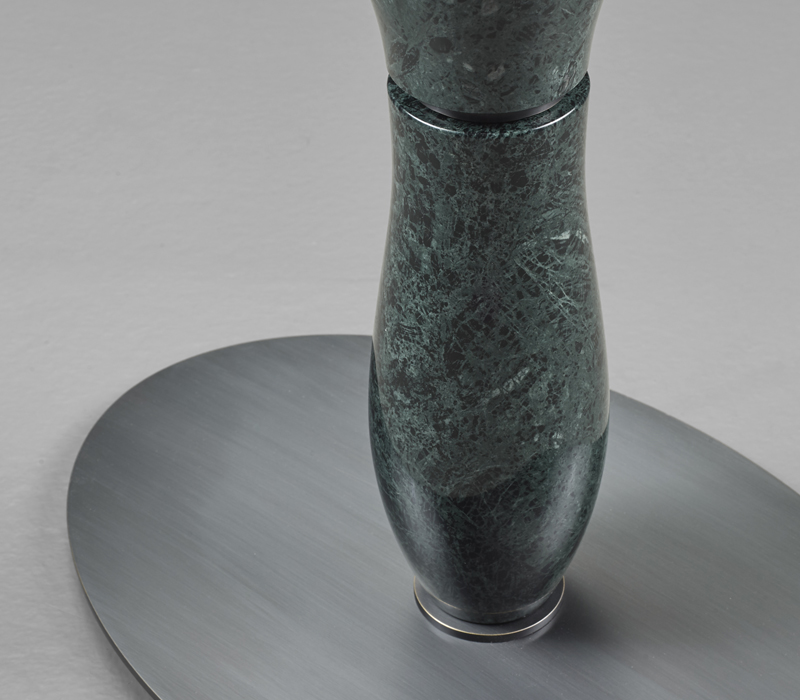 Detailansicht der Platte von „Méditerranée“, Beistelltisch aus Marmor oder Bronze und Holz, aus der „Capsule Collection“ von Olivier Gagnère für Promemoria | Promemoria