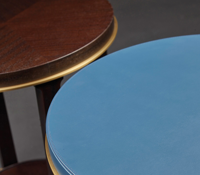 Detailansicht der Platte von „Momus“, Beistelltisch aus Holz mit Sockel und Profil aus Bronze, aus der Kollektion „Night Tales“ von Promemoria | Promemoria