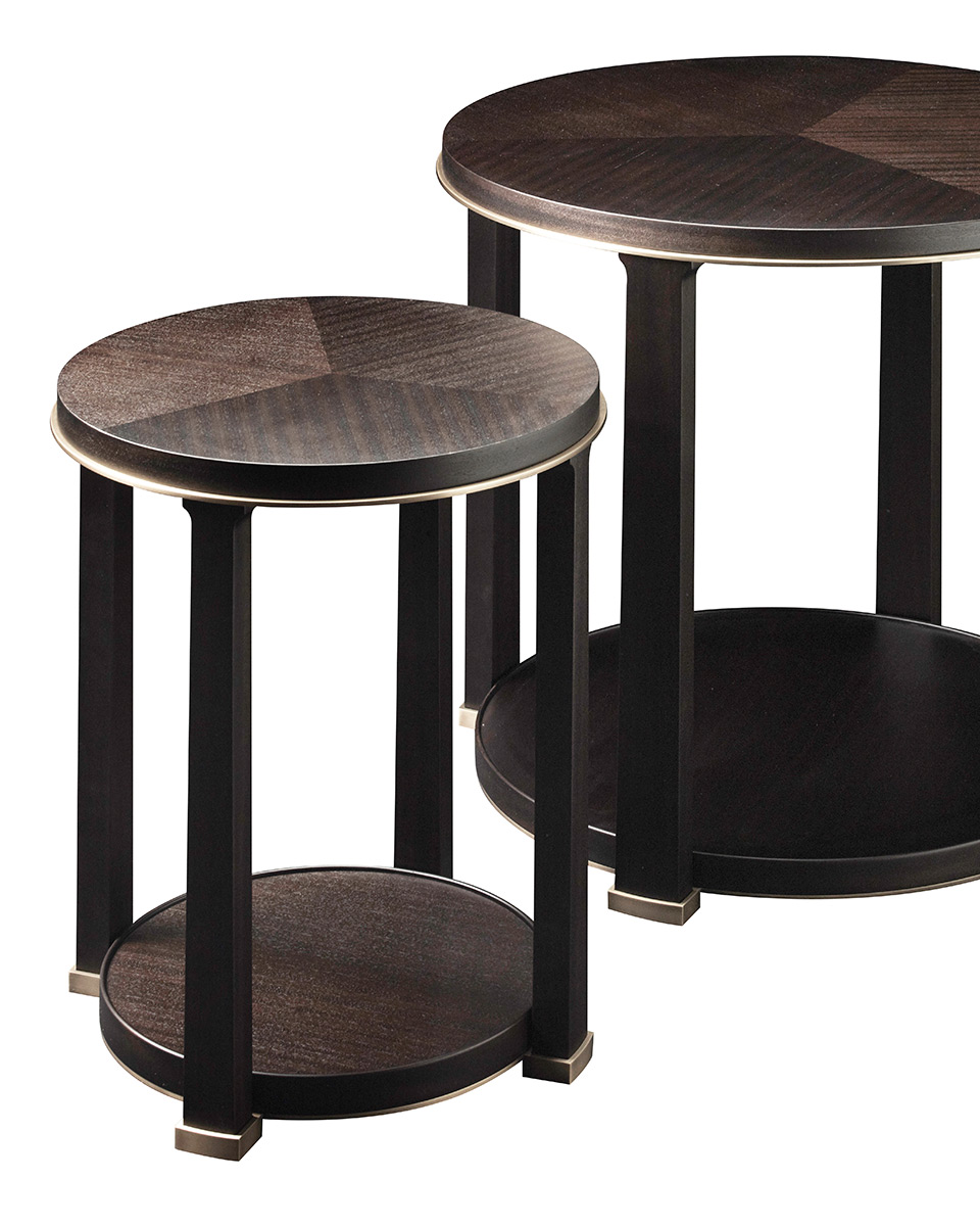 „Momus“ ist ein Beistelltisch aus Holz mit Sockel und Profil aus Bronze, aus der Kollektion „Night Tales“ von Promemoria | Promemoria