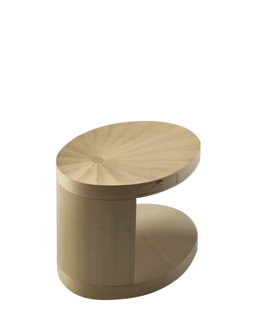 Silvestro est une petite table en bois sur roulettes, munie de petits tiroirs. Ce meuble fait partie de la collection « Indigo Tales » de Promemoria | Promemoria