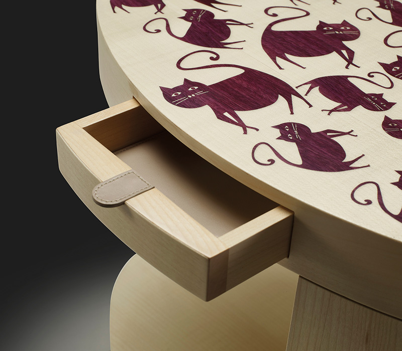 Détail des finitions en cuir des petits tiroirs de Silvestro, petite table en bois sur roulettes. Ce meuble fait partie de la collection « Indigo Tales » de Promemoria | Promemoria