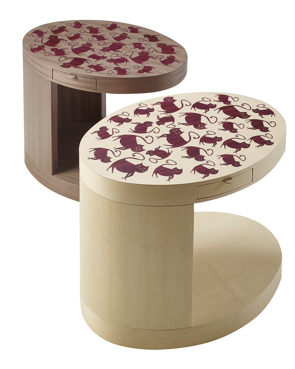 Silvestro est une petite table en bois sur roulettes, munie de petits tiroirs. Ce meuble fait partie de la collection « Indigo Tales » de Promemoria | Promemoria