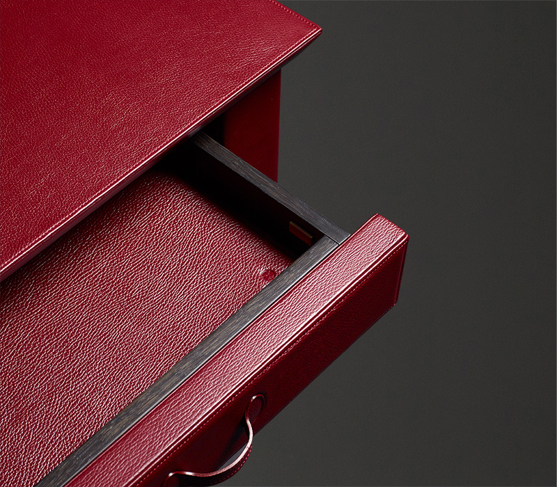 Détail du tiroir de Theo, petite table avec tiroir, intégralement revêtue de cuir et avec des finitions en bronze. Ce meuble figure dans le catalogue Promemoria | Promemoria