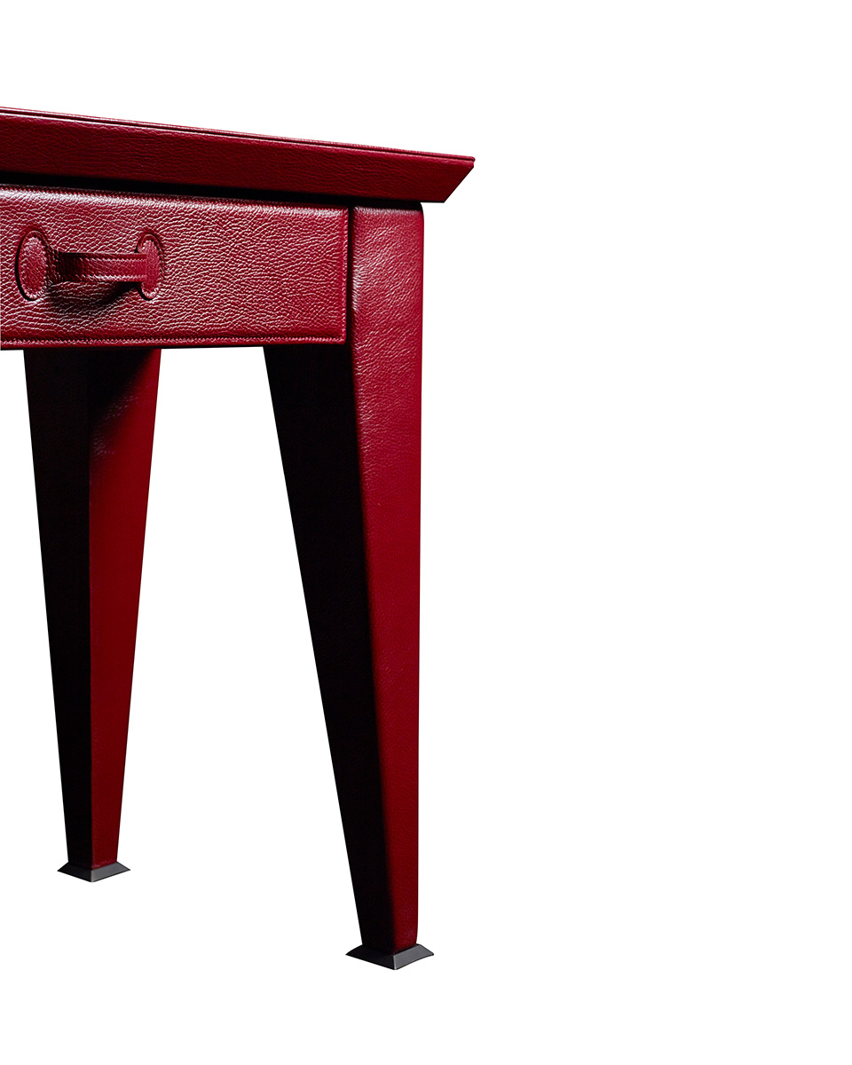 Détail de Theo, petite table avec tiroir, intégralement revêtue de cuir et avec des finitions en bronze. Ce meuble figure dans le catalogue Promemoria | Promemoria