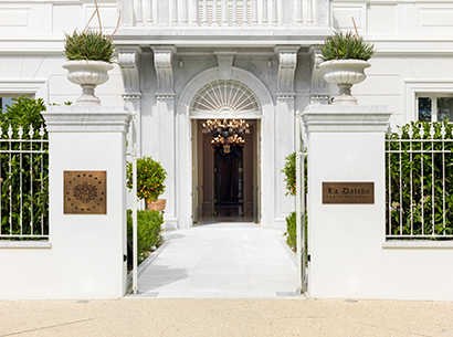 Facade of La Datcha, a luxury resort in Forte dei Marmi, Italy, furnished with Promemoria | Promemoria