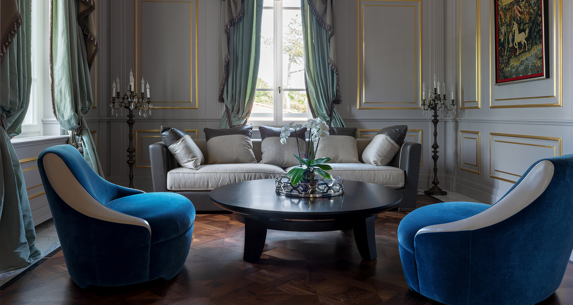 Living room of La Datcha, a luxury resort in Forte dei Marmi, Italy, furnished with Promemoria | Promemoria