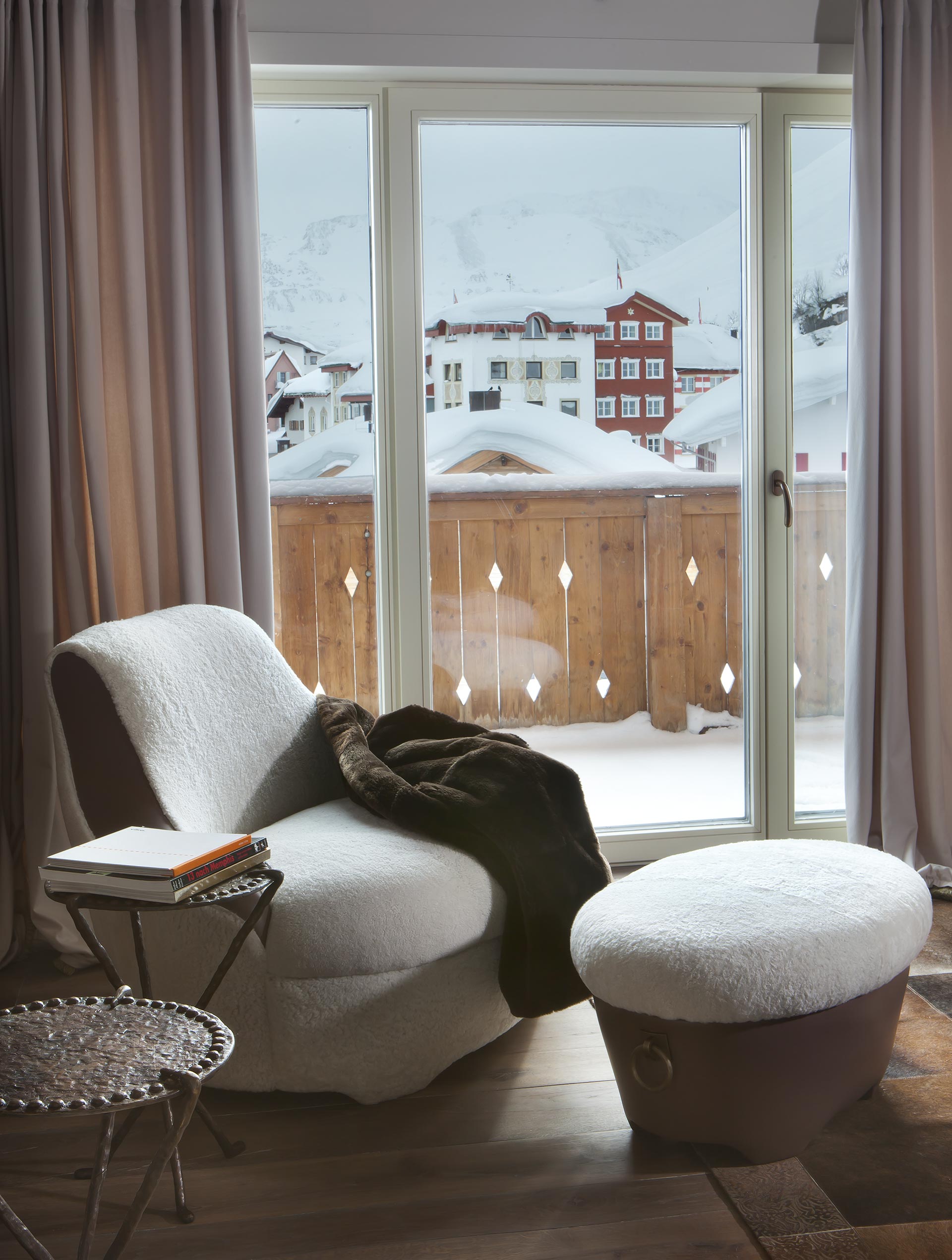 Living room in a private residence in Austria furnished with Promemoria | Promemoria