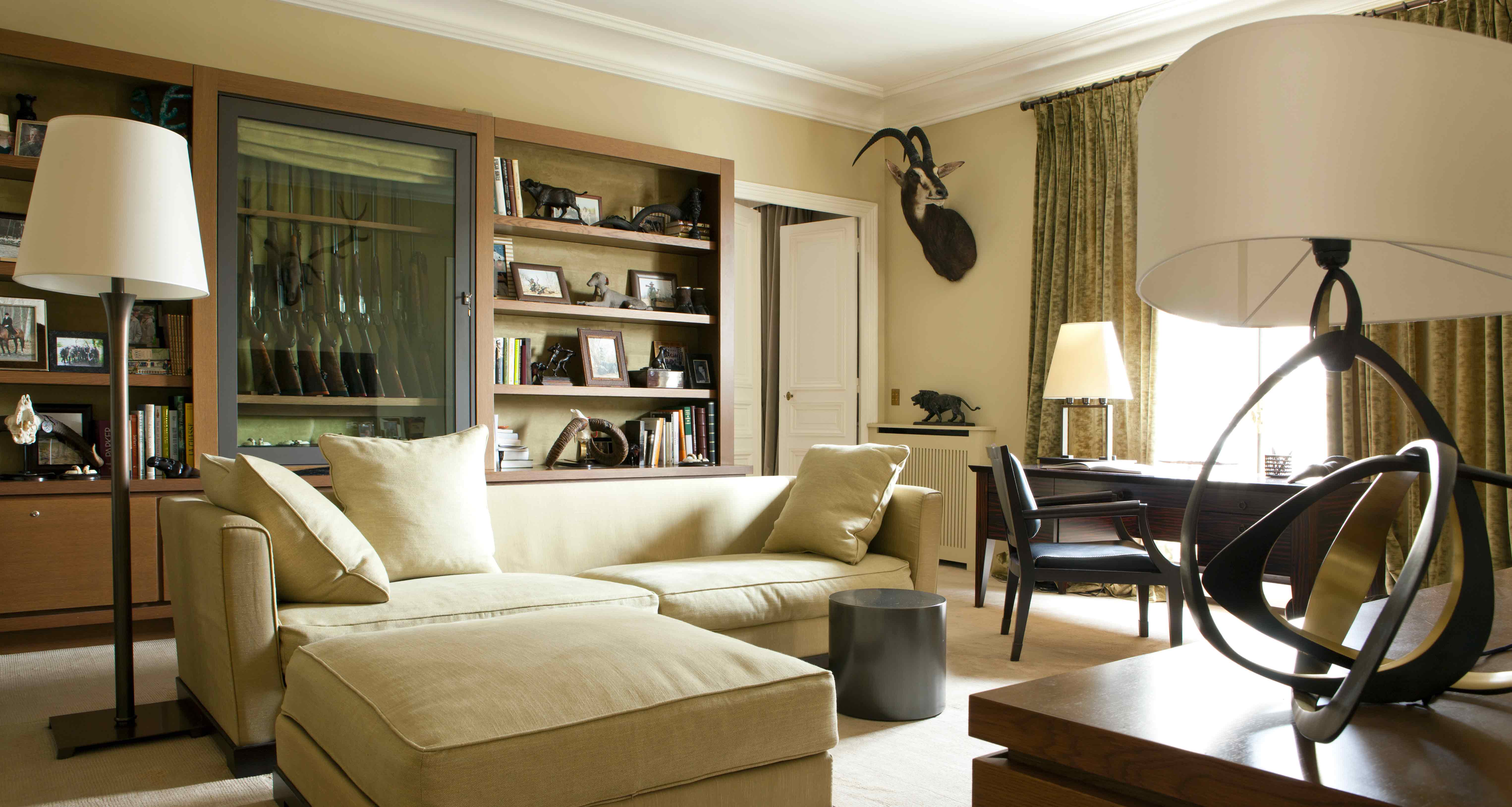 Living room in a private residence in Paris furnished with Promemoria | Promemoria