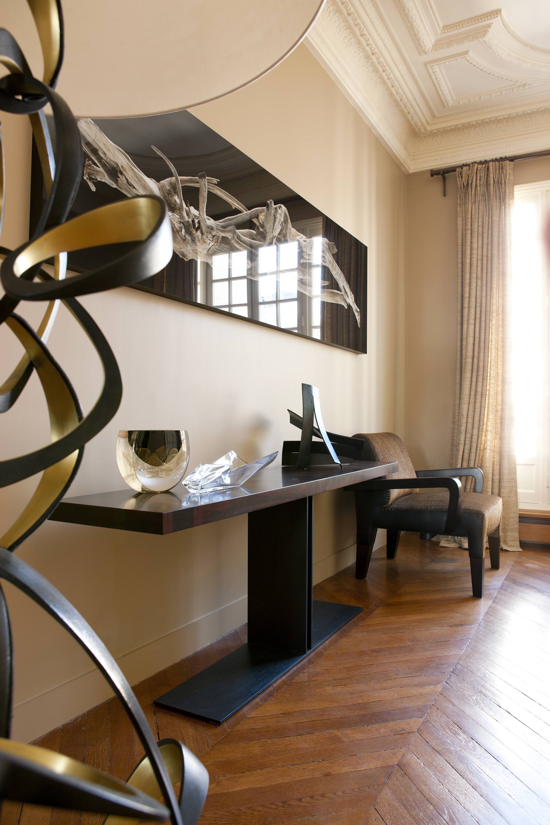 Living room in a private residence in Paris furnished with Promemoria | Promemoria