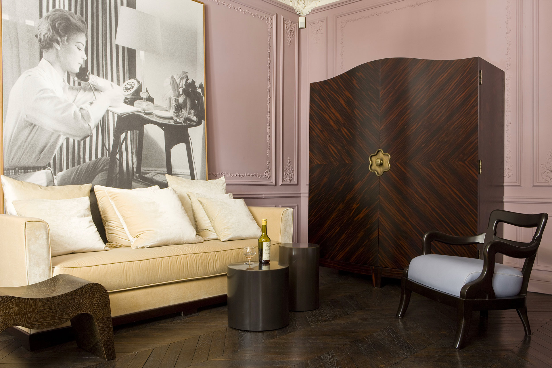 Living room of a private residence in Paris furnished with Promemoria | Promemoria