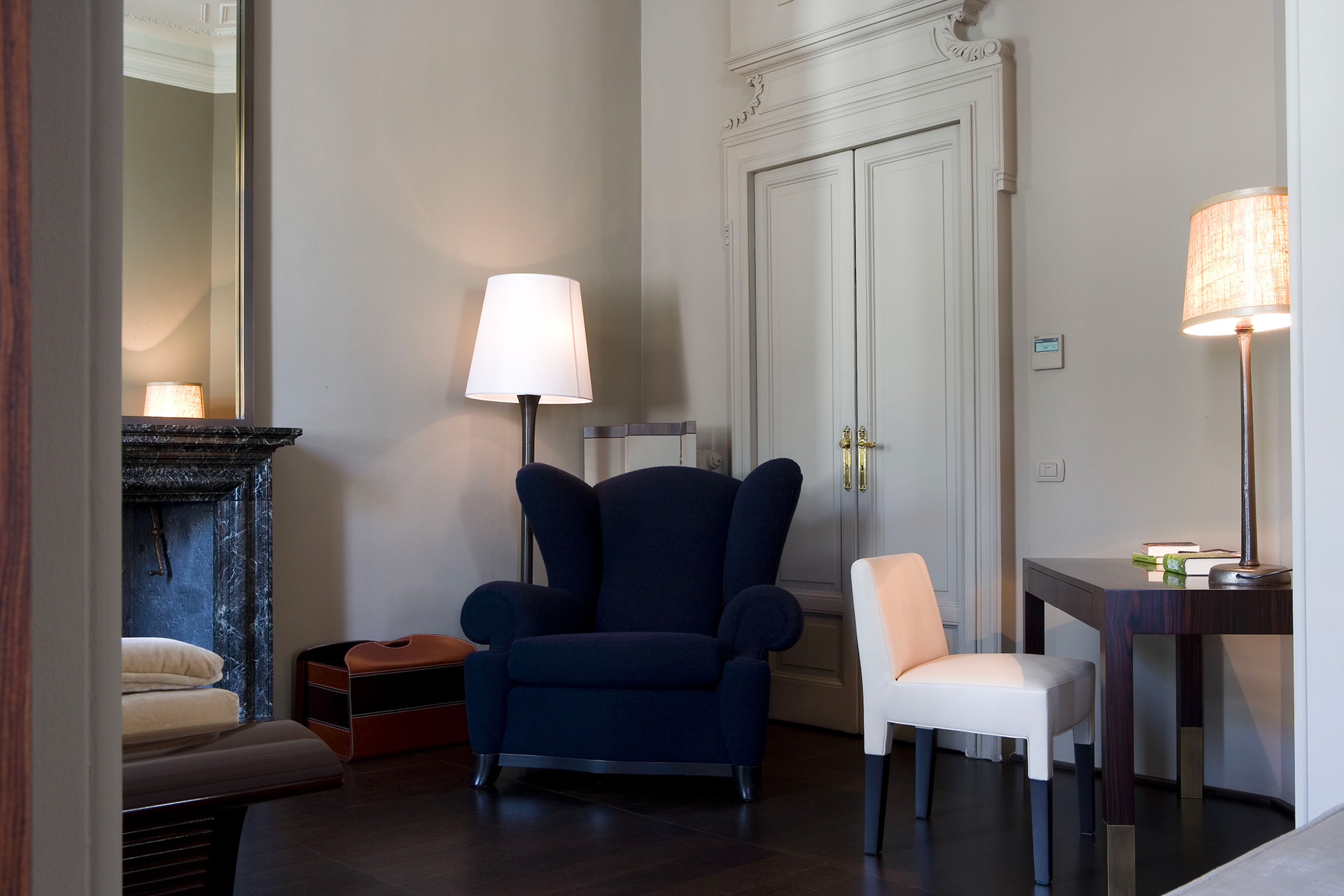 Living room of a private residence in Milan furnished with Promemoria | Promemoria