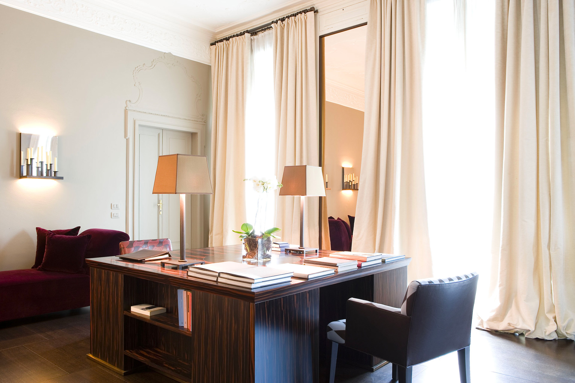 Office of a private residence in Milan furnished with Promemoria | Promemoria