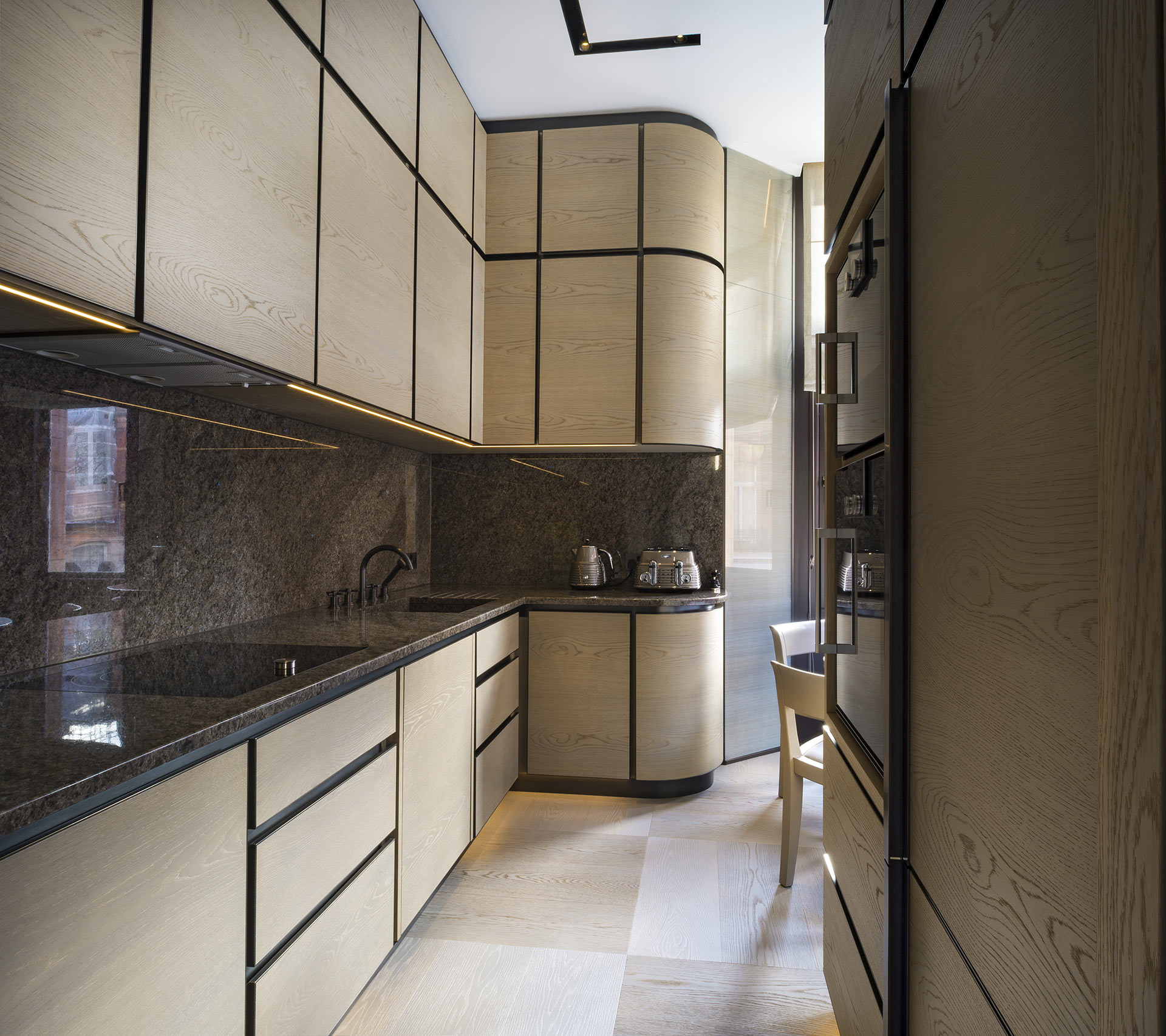 Kitchen in a private residence in London furnished with Promemoria | Promemoria