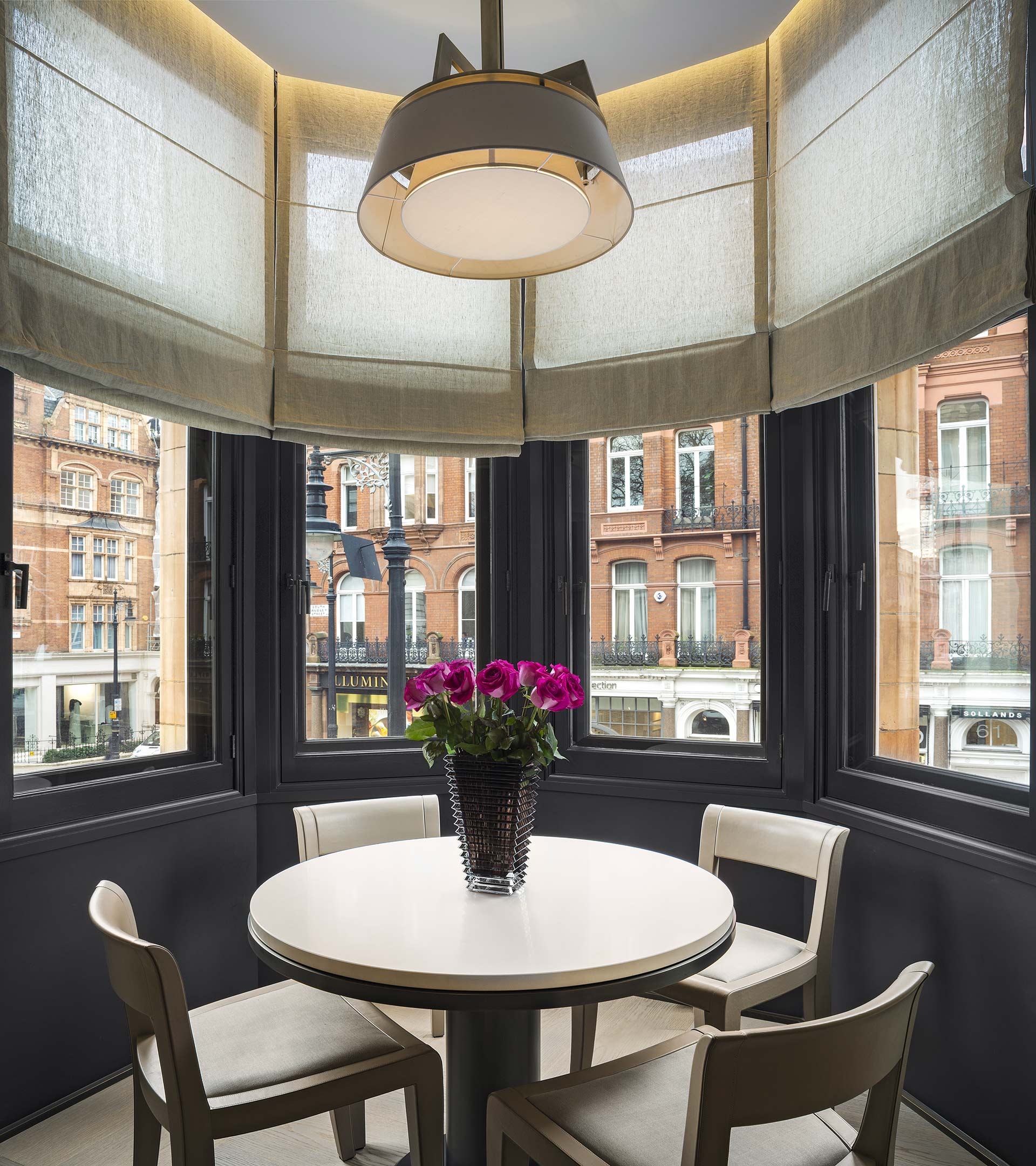 Sala da pranzo in una residenza privata a Londra arredata con Promemoria | Promemoria