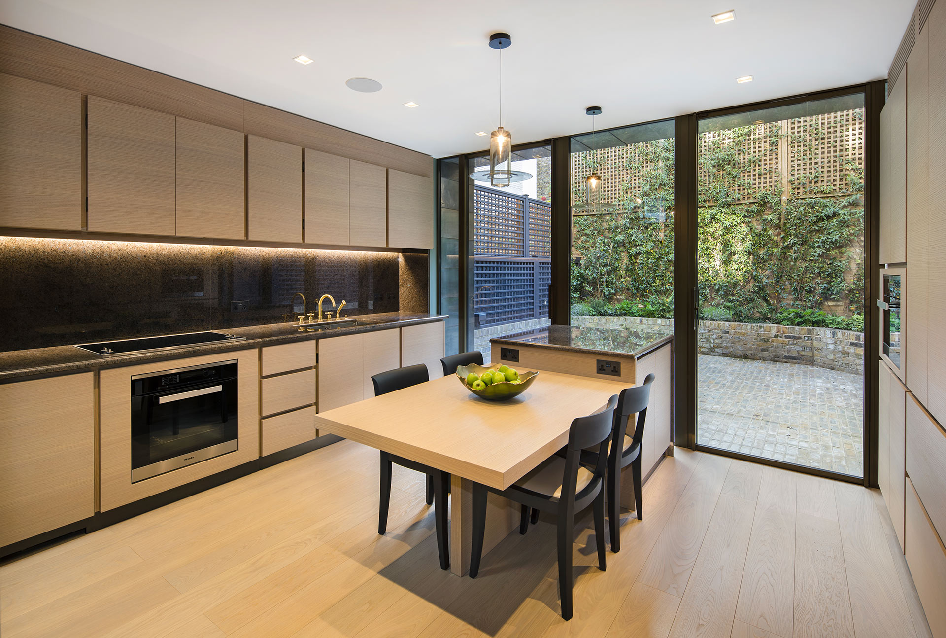 Kitchen in a private residence in London furnished with Promemoria | Promemoria