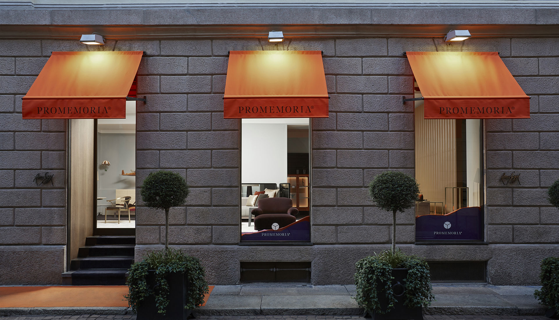 En 1992, l’expérience de Lecco était suivie par l’ouverture d’un showroom à Milan, dans le « Quadrilatero della moda » entre les rues Bagutta et Montenapoleone. 