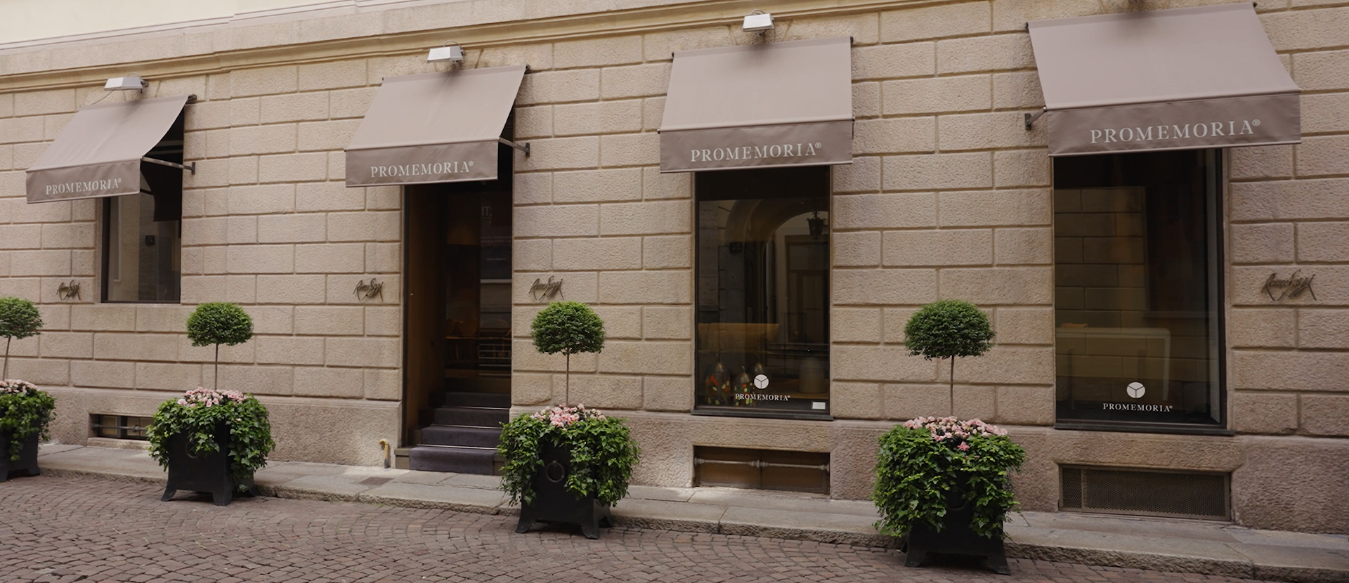 En 1992, l’expérience de Lecco était suivie par l’ouverture d’un showroom à Milan, dans le « Quadrilatero della moda » entre les rues Bagutta et Montenapoleone. 